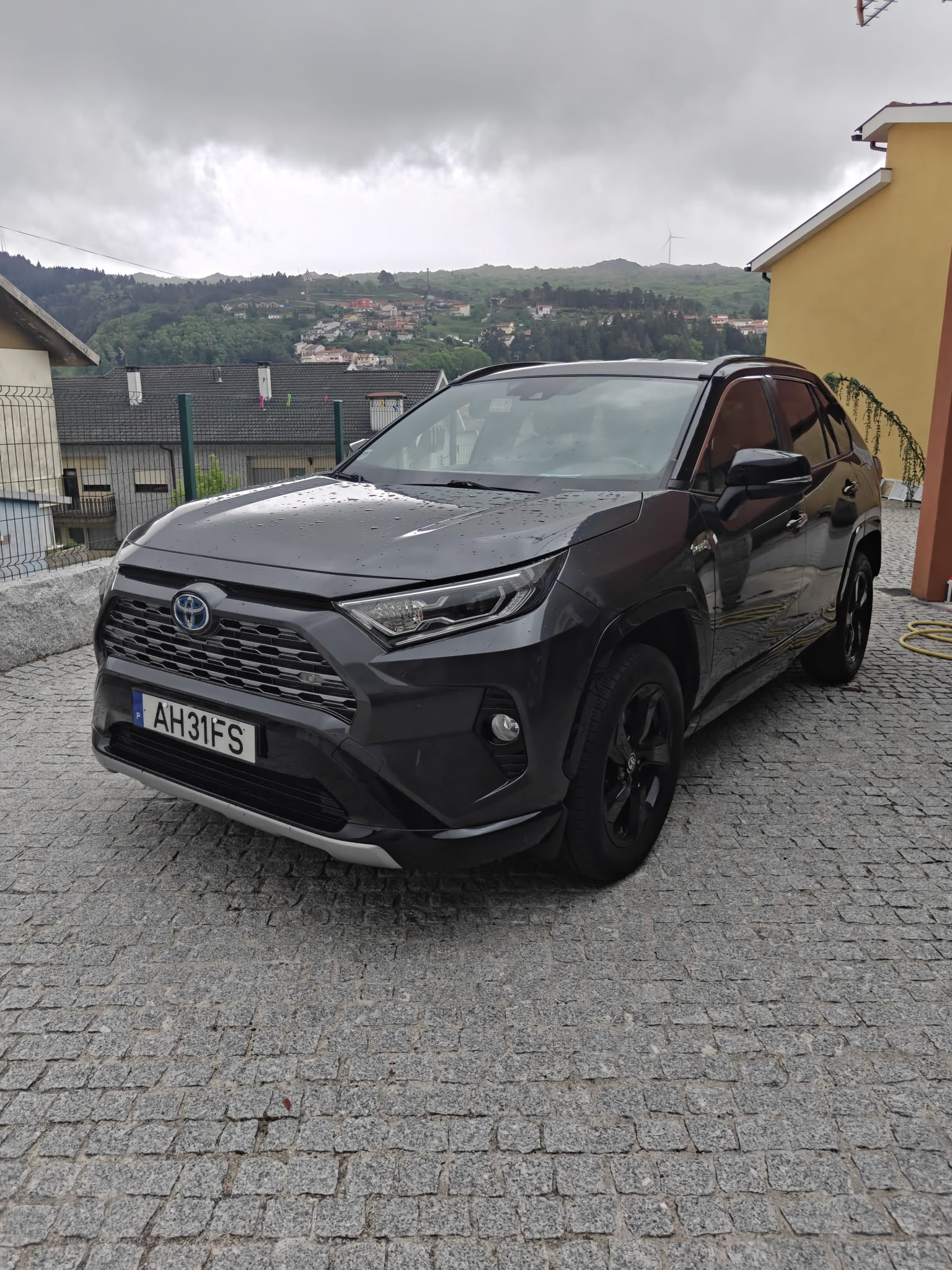 Toyota RAV4 Hybrid Square Collection — vista lateral